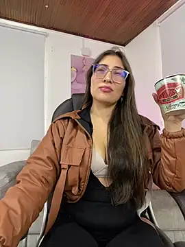 lianaa   online show from February 12, 2026, 1:22 pm