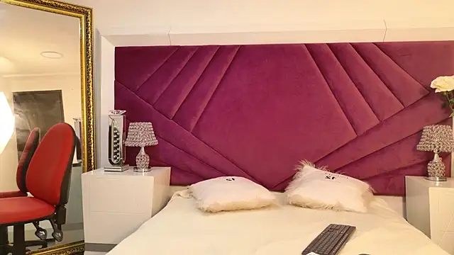 MiahSantini online show from January 9, 2026, 12:45 pm