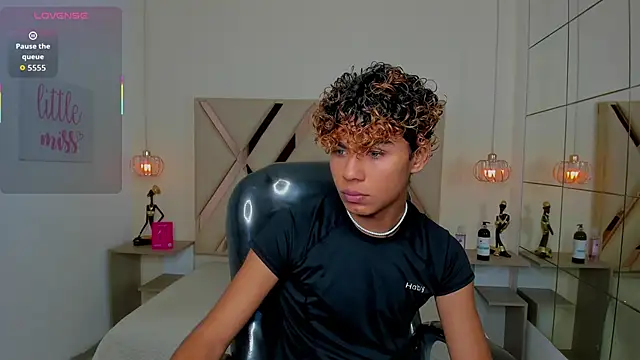 Anyelo Twink online show from May 28, 2026, 1:35 am