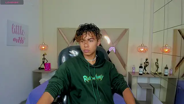 Anyelo Twink online show from June 4, 2026, 8:13 pm