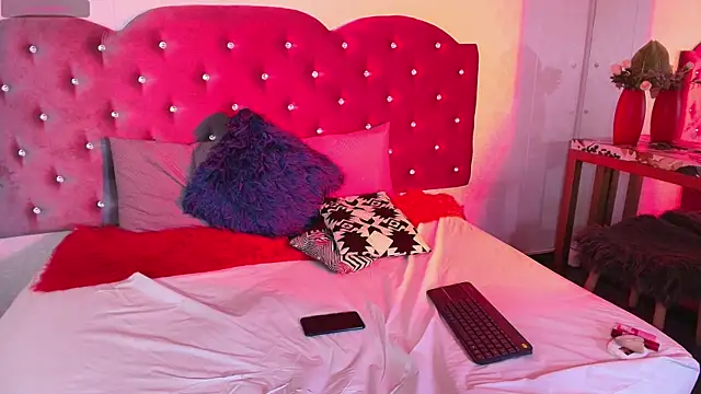 emily clarkk  online show from January 13, 2026, 7:40 pm