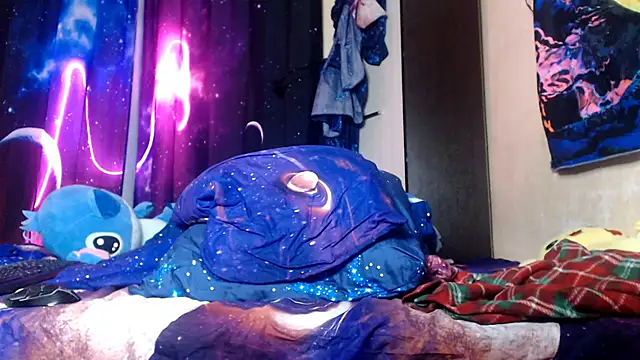 moon shy online show from December 19, 2025, 1:46 pm