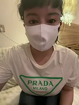 Mia-zhan online show from April 15, 2026, 8:42 pm