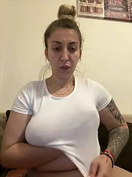 dalia0710 online show from April 15, 2026, 9:48 pm