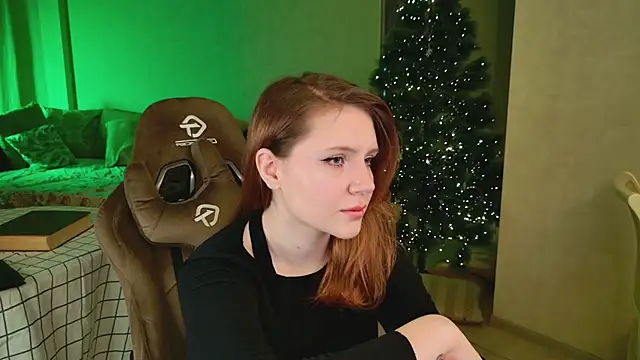 Snapshot of YouHoldMe chatting on February 15, 2026, 5:34 pm YouHoldMe online show from February 15, 2026, 5:34 pm