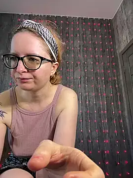 coy girl  online show from April 2, 2026, 12:12 pm