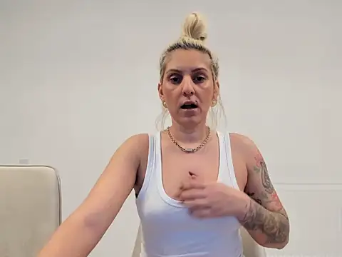 EvelynEvyyy online show from February 5, 2026, 6:09 am