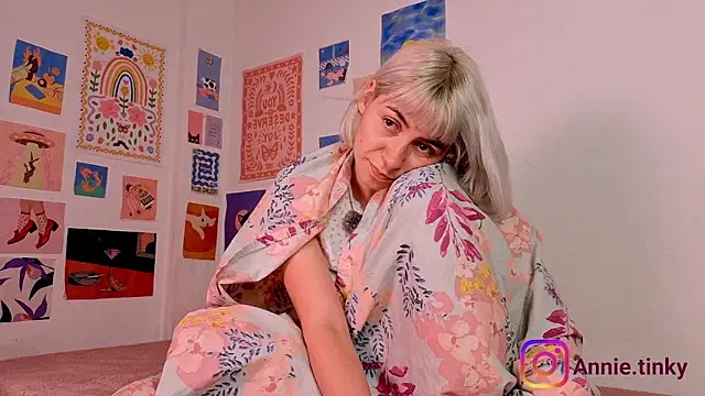 Snapshot of annieTinky0 chatting on February 24, 2026, 12:33 am annieTinky0 online show from February 24, 2026, 12:33 am