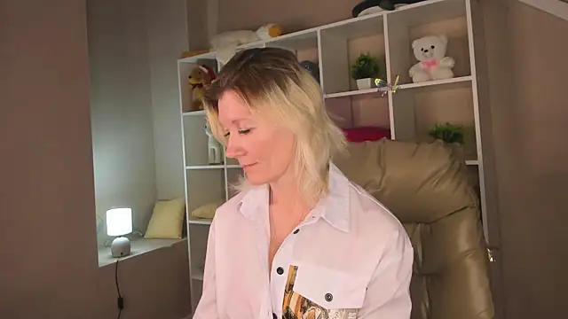 Julie Lucas online show from March 2, 2026, 3:07 am