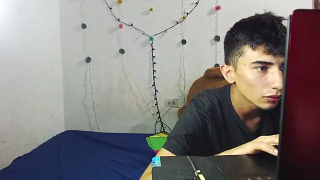 Chloe Candys online show from April 15, 2026, 5:13 am