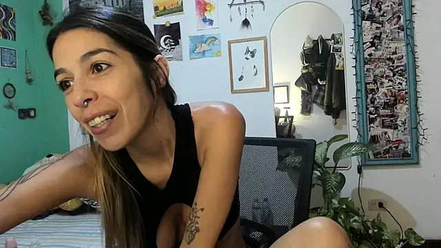 miafoxmia online show from April 7, 2026, 9:05 pm