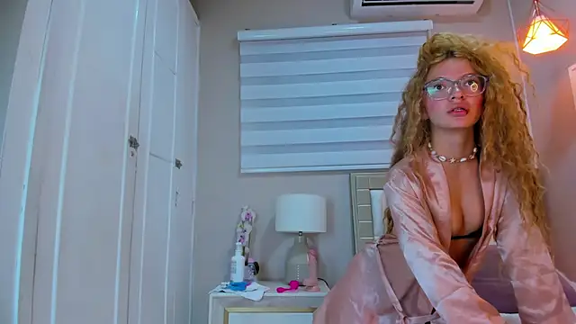 isabela  x online show from April 14, 2026, 11:37 am