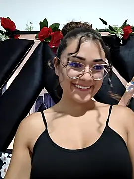 Snapshot of Freyarosse chatting on February 18, 2026, 11:01 pm Freyarosse online show from February 18, 2026, 11:01 pm