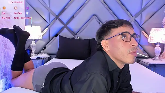 Snapshot of Mr_aronnn_ chatting on February 11, 2026, 3:17 am Mr aronnn online show from February 11, 2026, 3:17 am