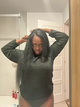 Snapshot of icelyne_2001 chatting on February 4, 2026, 12:38 am icelyne 2001 online show from February 4, 2026, 12:38 am