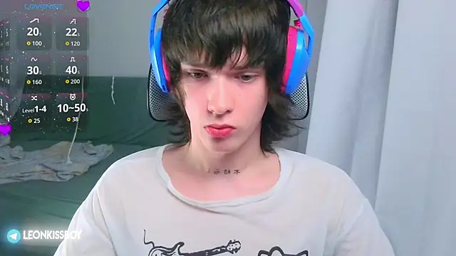 LeonBoykisser online show from July 13, 2026, 4:28 pm