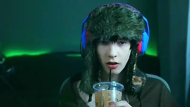 Snapshot of LeonBoykisser chatting on January 14, 2026, 4:43 pm LeonBoykisser online show from January 14, 2026, 4:43 pm