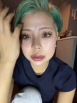 BADBITCHISAKI online show from April 4, 2026, 1:39 pm