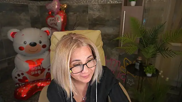 Snapshot of MiaRossy chatting on February 17, 2026, 12:02 pm MiaRossy online show from February 17, 2026, 12:02 pm