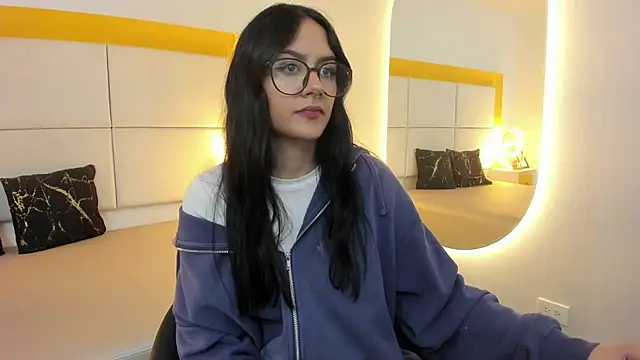 NiccolleHall online show from February 27, 2026, 2:06 pm