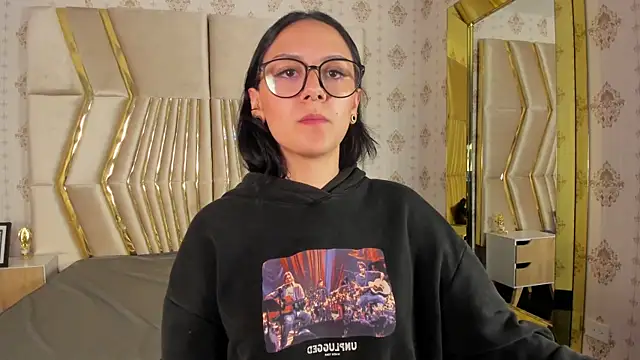 NiccolleHall online show from February 14, 2026, 1:39 am