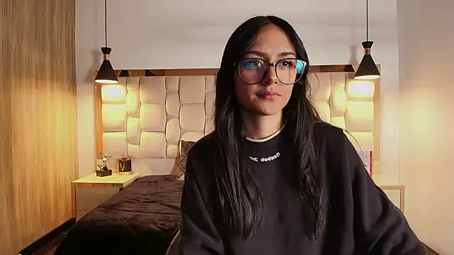 NiccolleHall online show from February 25, 2026, 1:33 pm