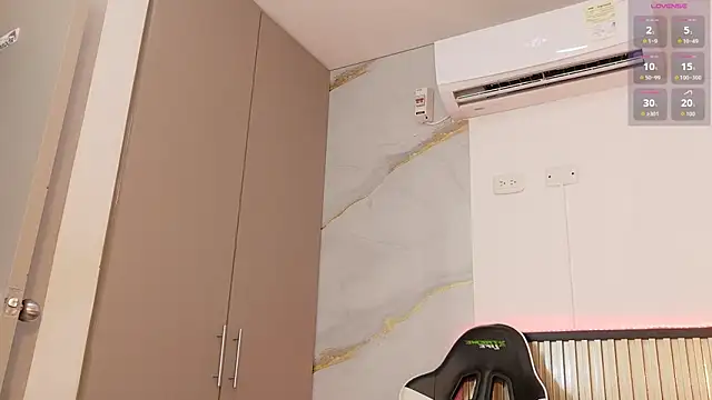 Snapshot of Scarlet_Vixen_ chatting on February 18, 2026, 12:01 pm Scarlet Vixen online show from February 18, 2026, 12:01 pm