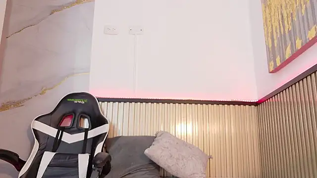 Snapshot of Scarlet_Vixen_ chatting on February 21, 2026, 12:18 pm Scarlet Vixen online show from February 21, 2026, 12:18 pm