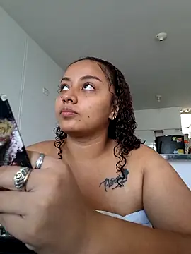Snapshot of curly_girl_31 chatting on May 6, 2026, 8:35 pm curly girl 31 online show from May 6, 2026, 8:35 pm