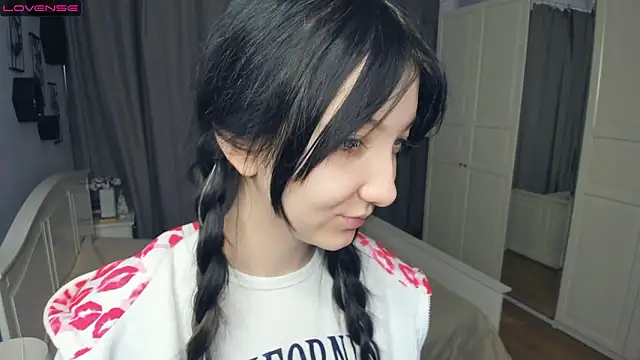 Snapshot of RoxanneComisky chatting on February 9, 2026, 8:01 am RoxanneComisky online show from February 9, 2026, 8:01 am