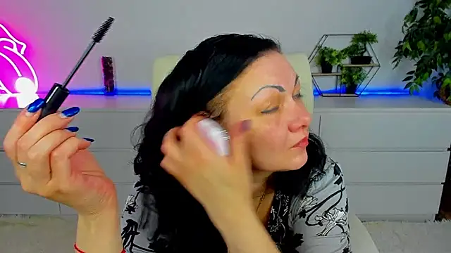 IrissMoon online show from March 18, 2026, 6:49 am