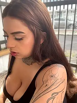 Snapshot of EmilyMoore_Pink chatting on February 2, 2026, 9:47 pm EmilyMoore Pink online show from February 2, 2026, 9:47 pm