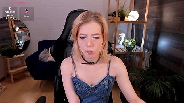 MoonlightAsuna online show from April 7, 2026, 1:35 pm