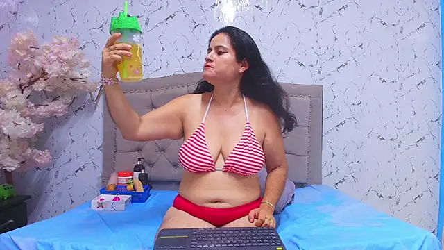 CrystallGomes online show from May 23, 2026, 1:37 am