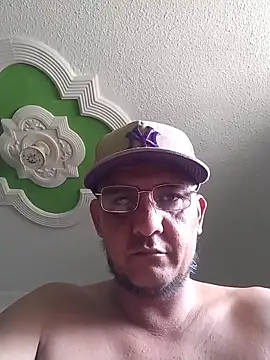 Juanstevan2724 online show from February 20, 2026, 8:44 pm