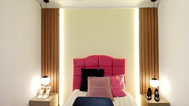 Snapshot of IvonneRoss_ chatting on February 19, 2026, 11:51 am IvonneRoss online show from February 19, 2026, 11:51 am