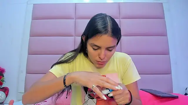 Catalinna 03 online show from April 9, 2026, 12:33 pm