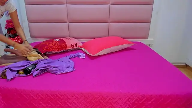 Catalinna 03 online show from April 14, 2026, 12:43 pm