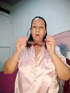 Snapshot of RosseLaure chatting on June 24, 2026, 5:50 am RosseLaure online show from June 24, 2026, 5:50 am
