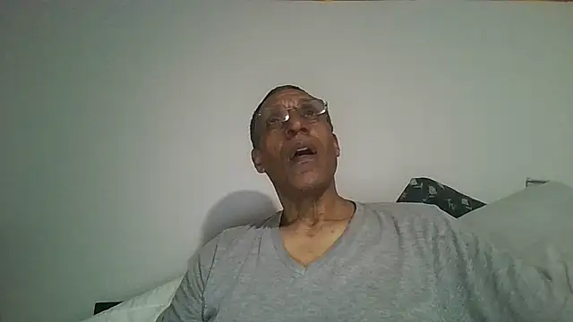 swimmer2496 online show from April 15, 2026, 2:50 am