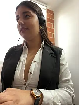 A-uroora online show from February 8, 2026, 11:41 am