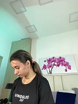 JuliaColemann online show from May 28, 2026, 12:00 pm