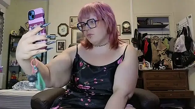 Snapshot of ProfaneHekate chatting on June 17, 2026, 6:29 pm ProfaneHekate online show from June 17, 2026, 6:29 pm