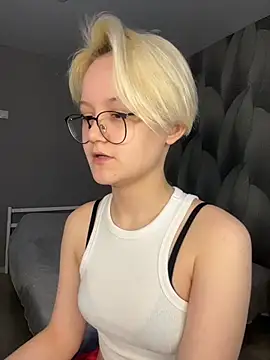 LuunaDorean online show from February 18, 2026, 6:00 am