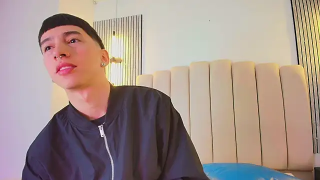 lian cameron online show from April 10, 2026, 3:46 am