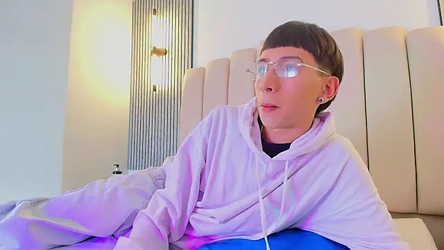 lian cameron online show from April 20, 2026, 4:04 am