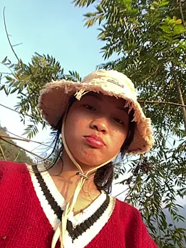 Lyn-be99 online show from February 5, 2026, 9:49 am