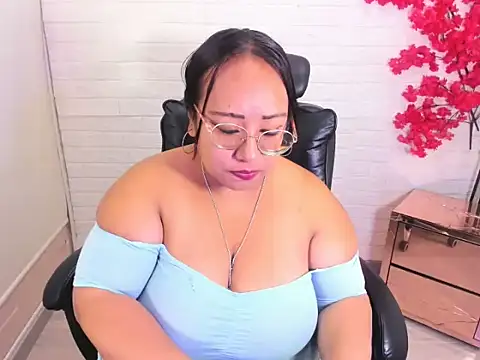 Snapshot of Shara_Oz chatting on June 1, 2026, 12:38 pm Shara Oz online show from June 1, 2026, 12:38 pm