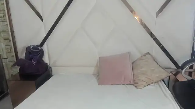 Snapshot of Shara_Oz chatting on February 16, 2026, 2:54 am Shara Oz online show from February 16, 2026, 2:54 am