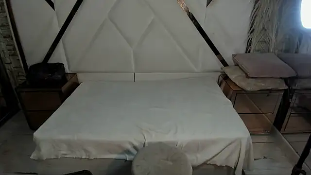 Snapshot of Shara_Oz chatting on February 14, 2026, 3:18 am Shara Oz online show from February 14, 2026, 3:18 am